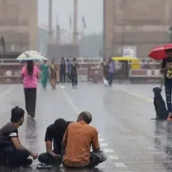 Delhi Alerted For 2 Days Rain. Winter Like 20 Degree Temperature. Full Cool Cool Mousham Coming.